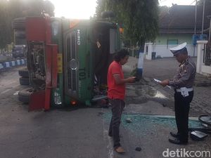 Tabrak Median Jalan, Truk Muat Gas Cair Terguling di Madiun