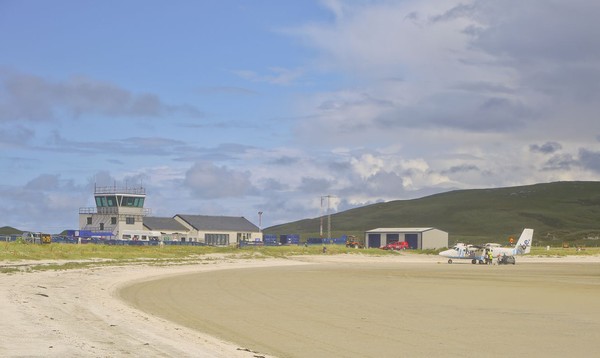 Landasan pacu pesawat di Bandara Barra bukan aspal dan beton. Pesawat yang mendarat di bandara ini akan dihadapkan dengan landasan pacu berupa pasir pantai. (iStock)