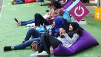 Sejumlah penonton tampak bersantai di lokasi Indonesia Open 2019 yang digelar di Istora Senayan, Jakarta, Rabu (17/7/2019).