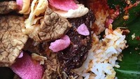 Selain rendang, dendeng sapo jadi lauk istimewa bu gurih. Yang ini ditambah paru goreng, oseng tenpe dan kerupuk. Mantap! Foto : Instagram @ratihsafa