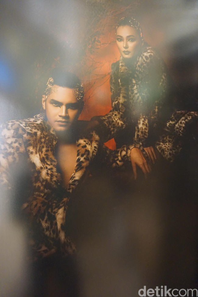 Dari sejumlah selebriti yang digandeng, ada pasangan Asmirandah dan Jonas Rivanno. Cheetah dipilih sebagai inspirasi. Mereka berdua kalau mau main sinetron selalu dapat peran yang baik. Kali ini saya justru mau ekspresi wajah yang fierce. Berbeda dari biasanya. Di situ tantangannya, ungkap Rio. Jonas memakai kostum buatan Christian Hallen, sementara Asmirandah dibalut busana dari Alexa Quinn. Foto: Daniel Ngantung/Wolipop