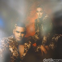 Dari sejumlah selebriti yang digandeng, ada pasangan Asmirandah dan Jonas Rivanno. Cheetah dipilih sebagai inspirasi. Mereka berdua kalau mau main sinetron selalu dapat peran yang baik. Kali ini saya justru mau ekspresi wajah yang fierce. Berbeda dari biasanya. Di situ tantangannya, ungkap Rio. Jonas memakai kostum buatan Christian Hallen, sementara Asmirandah dibalut busana dari Alexa Quinn. Foto: Daniel Ngantung/Wolipop