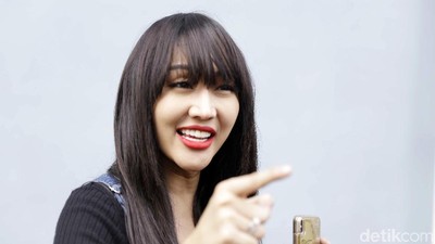 Ngamuk Dibandingkan Dena Rachman, Lucinta Merasa Mirip Angelina Jolie
