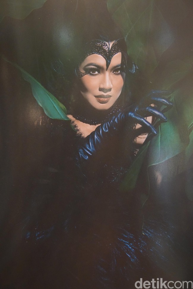 Titi Kamal mencuri perhatian dengan penampilannya sebagai black panther. “Di sini, Titi juga tampil beda. Biasa terlihat sweet, sekarang fierce,” kata Rio. Titi memakai gaun koleksi Baaz Couture. Film The Lion King versi live-action mulai tayang di bioskop pada 17 Juli 2019. Foto: Daniel Ngantung/Wolipop