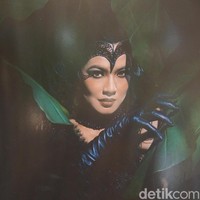 Titi Kamal mencuri perhatian dengan penampilannya sebagai black panther. “Di sini, Titi juga tampil beda. Biasa terlihat sweet, sekarang fierce,” kata Rio. Titi memakai gaun koleksi Baaz Couture. Film The Lion King versi live-action mulai tayang di bioskop pada 17 Juli 2019. Foto: Daniel Ngantung/Wolipop