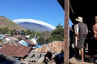 'Topi awan' Gunung Rinjani.