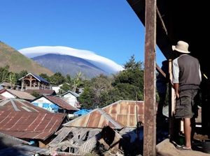 Cantik! Fenomena Topi Awan Gunung Rinjani