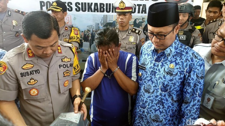 Tangis-Maaf Sopir Bus Penabrak Pagar yang Tewaskan Bocah Penari Tangis-Maaf Sopir Bus Penabrak Pagar yang Tewaskan Bocah Penari