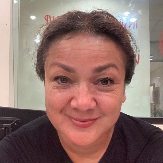 Nirina Zubir mengunggah foto selfie yang menunjukan wajahnya menua di FaceApp. “Helloooo me in the future...you look gorgeous...hahhha!!! Muji diri sendiri🤪. Buat yang nanya ini pake apps apa, Na taunya yang iOS namanya “faceapp” semoga membantu, tulisnya di keterangan foto. Foto: instagram nirinazubir_