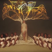 Selanjutnya, ibu tiga anak itu tampil dengan busana seksi  dari Alexandrine. (Foto:YouTube)