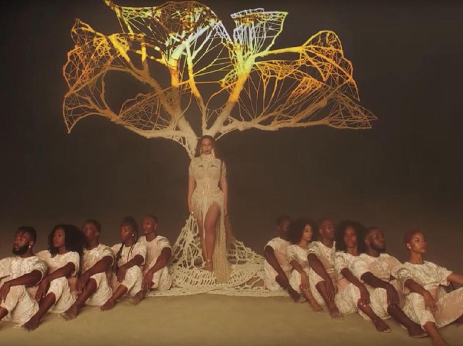 Selanjutnya, ibu tiga anak itu tampil dengan busana seksi  dari Alexandrine. (Foto:YouTube)