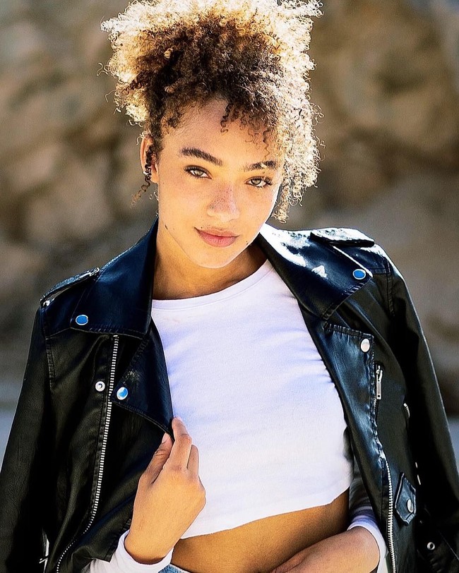 Djaniel tidak pakai kursi roda karena benar-benar tidak bisa berjalan. Djaniel pun sempat berdiri dan berpose setibanya di ujung panggung seperti kebanyakan model. Foto: Instagram @djaniiel