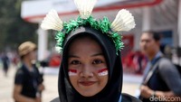 Para penonton mendatangi Istora Senayan, dengan mengenakan beragam atribut menarik, mulai dari mengenakan bandana dengan hiasan kok hingga mewarnai pipi dengan gambar bendera merah putih.