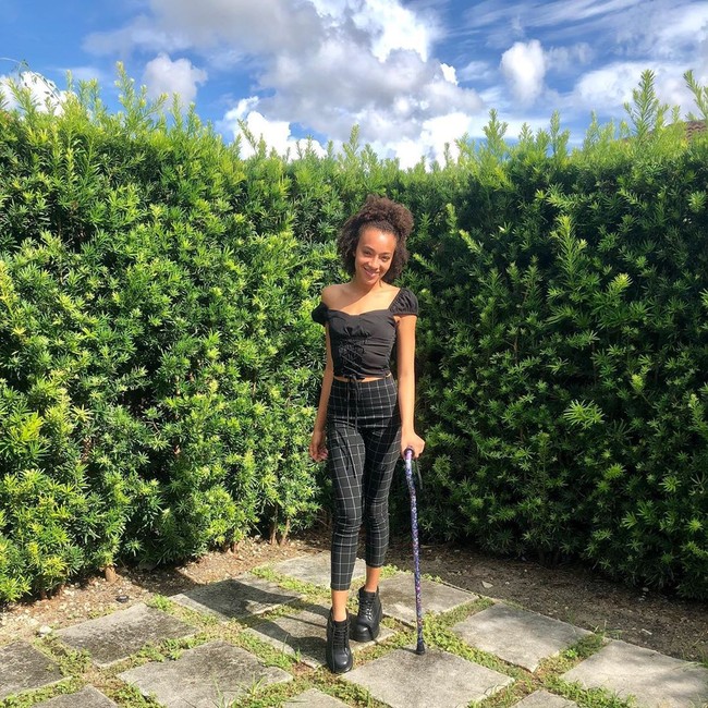 Model bernama Djaniel Carter menderita cedera kaki parah setelah bertahun-tahun berlatih sebagai penari profesional. Kondisi tersebut pun membuatnya kesulitan untuk belajar dan berdiri. Meski begitu, Djaniel tetap bertekad untuk tampil dalam fashion show Sports Illustrated beberapa waktu lalu. Foto: Instagram @djaniiel