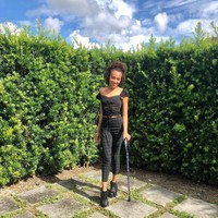 Model bernama Djaniel Carter menderita cedera kaki parah setelah bertahun-tahun berlatih sebagai penari profesional. Kondisi tersebut pun membuatnya kesulitan untuk belajar dan berdiri. Meski begitu, Djaniel tetap bertekad untuk tampil dalam fashion show Sports Illustrated beberapa waktu lalu. Foto: Instagram @djaniiel