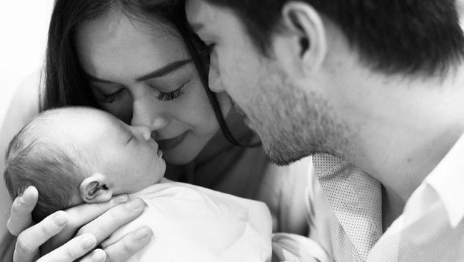 Aura Kasih tampak mengaplikasikan bulu mata tambahan yang fokus di bagian tengah ketika berfoto dengan sang bayi dan suami Eryck Amaral. Foto: Instagram @aurakasih