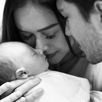 Aura Kasih tampak mengaplikasikan bulu mata tambahan yang fokus di bagian tengah ketika berfoto dengan sang bayi dan suami Eryck Amaral. Foto: Instagram @aurakasih