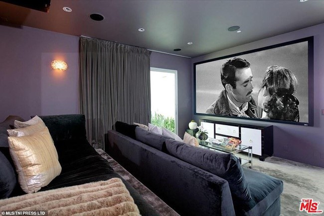 Ini dia penampakan home theatre dengan desain interior mewah. Ruangan dihiasi karpet dan sofa beludru berwarna keunguan. Foto: Dok. MLS Multiple Listing Service