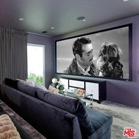 Ini dia penampakan home theatre dengan desain interior mewah. Ruangan dihiasi karpet dan sofa beludru berwarna keunguan. Foto: Dok. MLS Multiple Listing Service