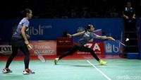 Bertanding di Istora Senayan, Jakarta, Rabu (17/7/2019), Della Destiara Haris/Rizki Amelia Pradipta berhasil mengalahkan ganda putri China, Li Wen Mei/Zheng Yu lewat tiga gim ketat.