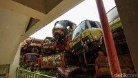 Menurut warga, truk-truk tersebut sudah lama ditumpuk di area tersebut.