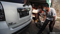 Petugas Sudin Lingkungan Hidup Jakarta Utara bersiap untuk melakukan uji emisi kendaraan.