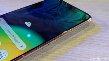 Memori internalnya pun lapang 128 GB. Foto: Adi Fida Rahman/detikINET