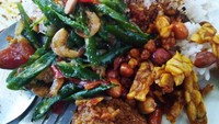 Rendang daging yang pedas jadi lauk utama bu gurih. Ditambah taburan serundeng, oseng buncis, kacang tanah dan orek tempe. Makin mantap. Foto : Instagram @endisyah