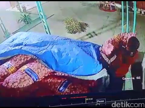 Saat Wawan Yunianto (23) mencuri bawang putih/