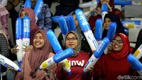 Beragam aksi unik nan menarik yang dilakukan para penonton itu pun semakin memeriahkan pertandingan bulutangkis Indonesia Open 2019 yang digelar di Istora Senayan, Jakarta.