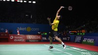 Pada awal gim pertama, Tommy nampak berupaya keluar dari dominasi Chen Long yang dengan mudah menambah poin dari kesalahan yang dilakukan Tommy.