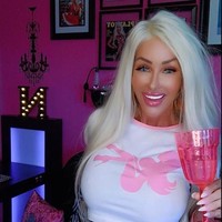 Nannette pertama kali pergi di bawah pisau bedah ketika dia baru berusia 21 tahun. Sejak saat itu ia telah memiliki tiga pekerjaan payudara, pengencangan payudara, filler bibir, Botox dan veneer. Terlepas dari rasa sakit dan banyak biaya untuk semua pekerjaan kosmetik, Nannette mengatakan dia tidak menyesal. Foto: Instagram