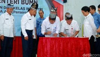 Direktur Utama PT INKA (Persero) Budi Noviantoro juga menandatangani kesepakatan kerja sama dengan 2 Kepala Sekolah Menengah Kejuruan (SMK) di Banyuwangi, yakni SMK 1 Glagah dan SMK Cordova.