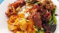 Di kedai kopi Aceh Muara Karang juga ada nasi gurih. Lauknya dari gulai, kering kentang, orak tempe, oseng buncis hingga sambal. Foto : Instagram @v.hany.s