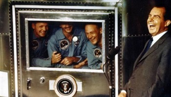 Sebanyak dua belas orang telah mendarat di bulan dalam rentang 41 bulan melalui enam misi NASA. Dimulai 20 Juli 1969, Neil Armstrong dan Buzz Aldrin dalam misi Apollo 11, dan berakhir pada tanggal 14 Desember 1972 Gene Cernan dan Jack Schmitt dengan misi Apollo 17. Cernan adalah orang terakhir yang melangkah dari permukaan bulan. Foto: Getty Images