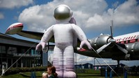 Di pameran tersebut beragam benda bersejarah, mulai dari rangkaian pesawat hingga perlengkapan milik para astronot dalam misi Apollo 11. Lindsey Wasson/Reuters.