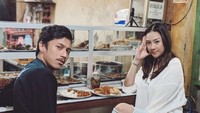 Bahagia itu sederhana. makasih buat dinner nya kemarin ya bimo, kata Anya di keterangan foto. Wah, wanita 23 tahun ini ternyata sudah bahagia hanya dengan makan di warteg! Foto: Instagram anyageraldine