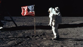 Selain itu, sejumlah foto ikonik juga dihasilkan oleh keduanya. Salah satunya adalah foto Aldrin yang berdampingan dengan bendera Amerika Serikat ini.