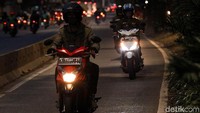 Meski sangat berbahaya mereka tetap nekat agar cepat sampai ke tujuan.