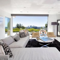 Setelah hampir dua tahun tak ada juga pembeli yang tertarik, pelantun lagu Signs of Time ini akhirnya memasarkan rumah mewahnya di Los Angeles ini dengan nilai USD 175 ribu lebih rendah dari harga beli yang dikeluarkannya. Padahal, seperti dilansir Daily Mail, ia telah mengeluarkan cukup banyak uang untuk renovasi rumah seluas 409 meter per segi itu.Foto: Dok. MLS Multiple Listing Service