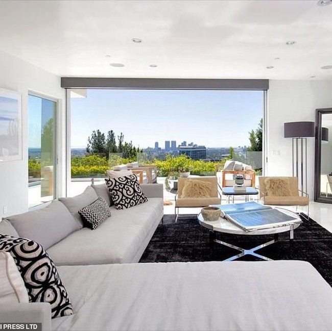 Setelah hampir dua tahun tak ada juga pembeli yang tertarik, pelantun lagu Signs of Time ini akhirnya memasarkan rumah mewahnya di Los Angeles ini dengan nilai USD 175 ribu lebih rendah dari harga beli yang dikeluarkannya. Padahal, seperti dilansir Daily Mail, ia telah mengeluarkan cukup banyak uang untuk renovasi rumah seluas 409 meter per segi itu.Foto: Dok. MLS Multiple Listing Service