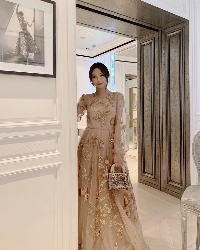 Vicky selalu tampil stylish di berbagai kesempatan. Dia kerap bergaya casual dengan busana dengan merek Off-White ala anak hypebeast atau elegan dengan gaun dan tas Dior. Foto: Instagram @vickybabyswl