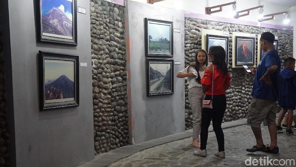 Pengunjung sedang melihat-lihat foto di dalam Ketep Volcano Center (Ahmad Masaul Khoiri/detikcom) 