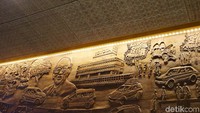 Sementara itu ukiran yang ditemui di bagian atas interiornya menceritakan tiga nilai dari Toyota. Mulai dari sejarah perusahaan, track record, hingga layanan purnajual.