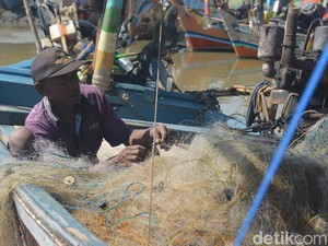 Cuaca Buruk, Nelayan Cirebon Pilih Perbaiki Jaring dan Tak Melaut
