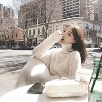 Vicky memiliki followers hampir 1 juta di Instagram. Dan di WeiBo dia lebih populer, followersnya mencapai lebih dari 2,3 juta. Orang-orang menjadi pengikutnya setelah terpesona dengan kecantikannya dan gaya stylish di kesehariannya. Foto: Instagram @vickybabyswl