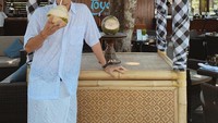 Berlibur ke Bali, Ippe terlihat asyik menikmati kelapa muda yang dingin dan menyegarkan dengan balutan serba putih.  Foto: Instagram @cyclonesia