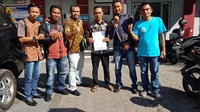 Tekanan hidup di pengungsian membuatnya tertekan. Ia lalu membuat kritikan di komentar di  Facebook. Hal itu menyinggung Pemda Kabupaten Lombok Utara. Kholil dipolisikan.