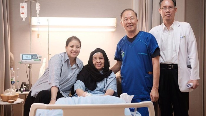 Tya Ariestya bercerita kalau ibunya terkena tumor otak. (Foto: Instagram Tya Ariestya) Tya Ariestya bercerita kalau ibunya terkena tumor otak. (Foto: Instagram Tya Ariestya)