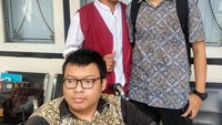 Kholil (memakai rompi merah) merupakan pengungsi gempa NTB. Kakek dan keponakannya meninggal dunia karena terkena reruntuhan rumah akibat gempa. Tampak saat itu bersiap menghadapi sidang beberapa waktu lalu.